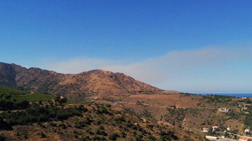 La columna de fum sobre la zona fronterera.