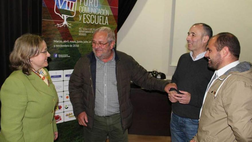 Vázquez, en el centro, conversando con Goretti Quintana, Luis Felipe Fernández y Ángel Prieto.