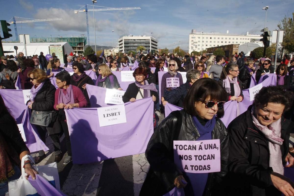 Multitudinaria manifestación contra la violencia hacia la mujeres
