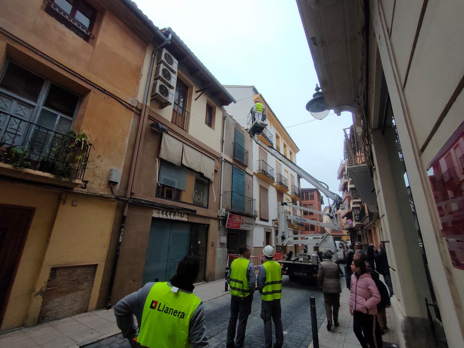 Revisan el estado del tejado de una casa abandonada en el casco antiguo de Xàtiva