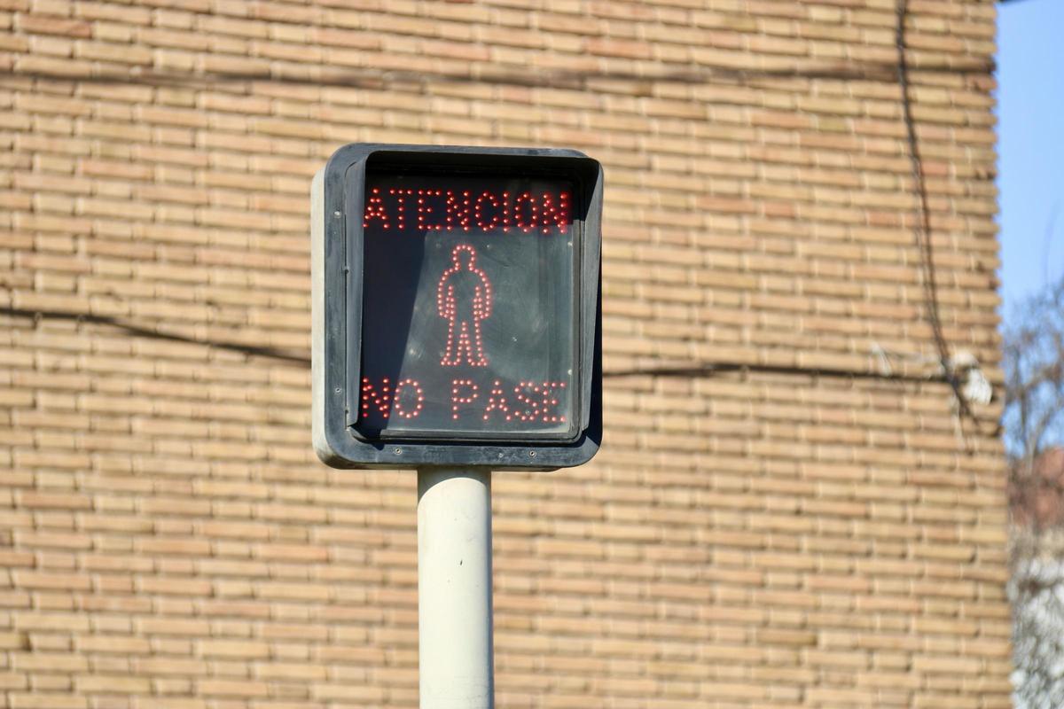 Un semáforo prohibe cruzar las vías del tren en un paso a nivel de la R2 en Montcada i Reixac.