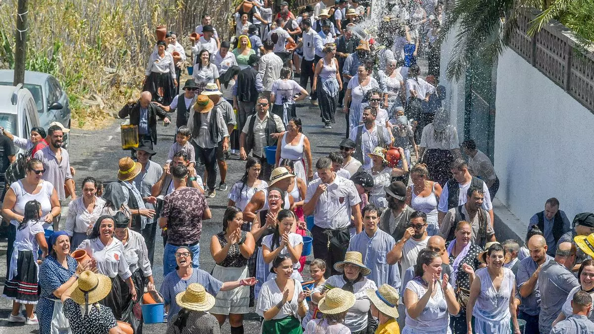 Traída del agua en las Fiestas de Lomo Magullo