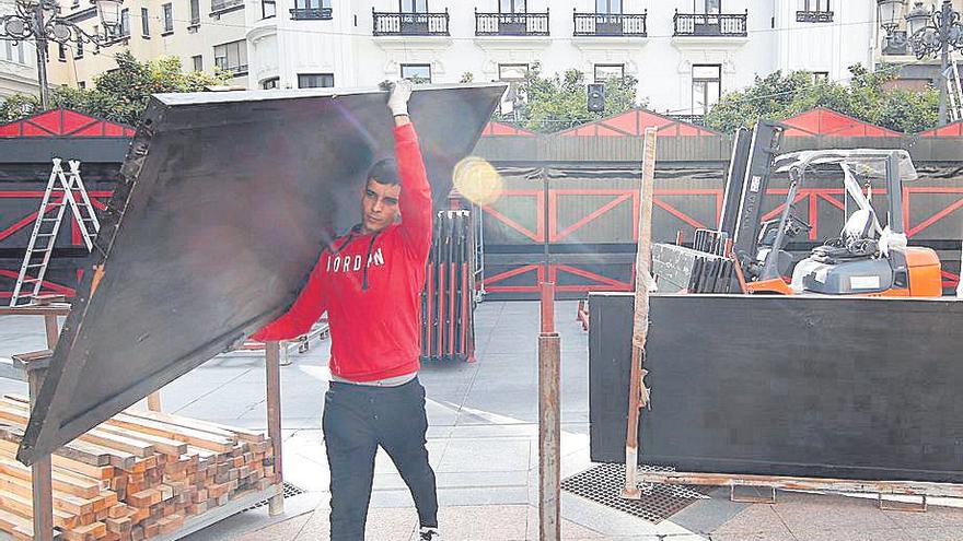 Un operario monta algunas casetas del mercadillo de Las Tendillas.