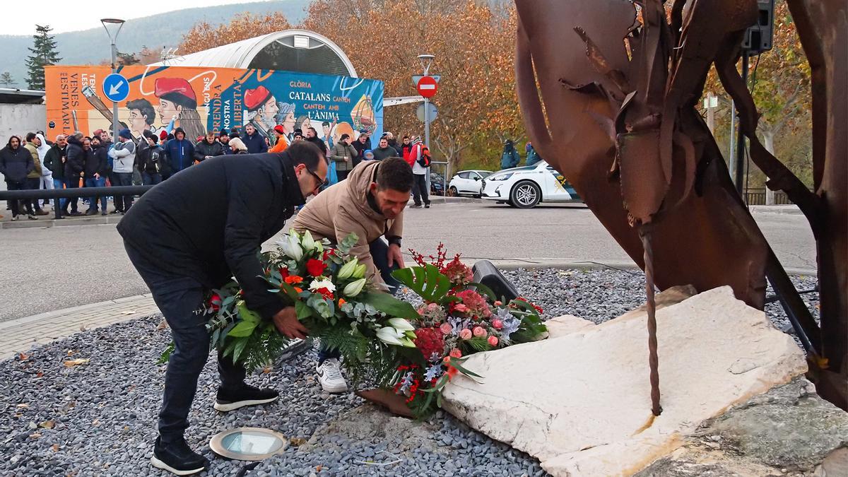 Ofrenes florals d'aquest dijous al matí al monumet a la Mineria