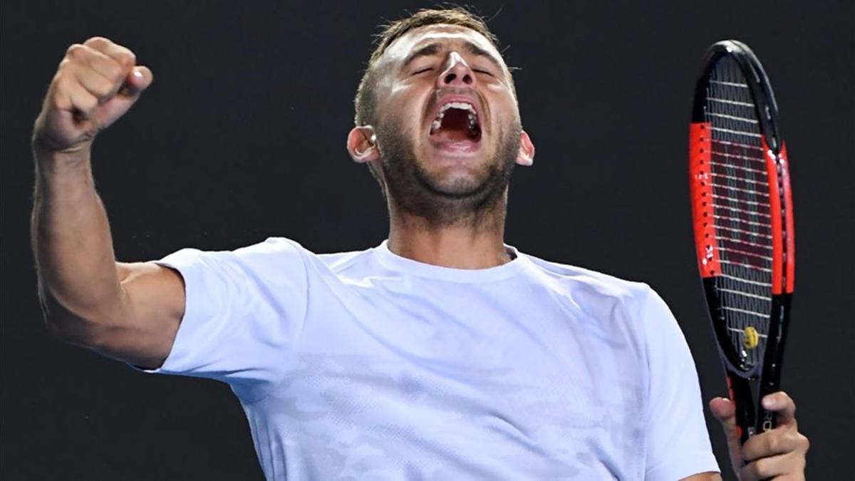 Dan Evans celebra la victoria más importante de su carrera