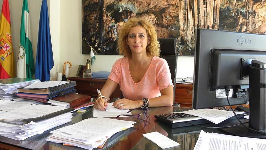 La alcaldesa, Rosa Arrabal (PSOE), en su despacho.