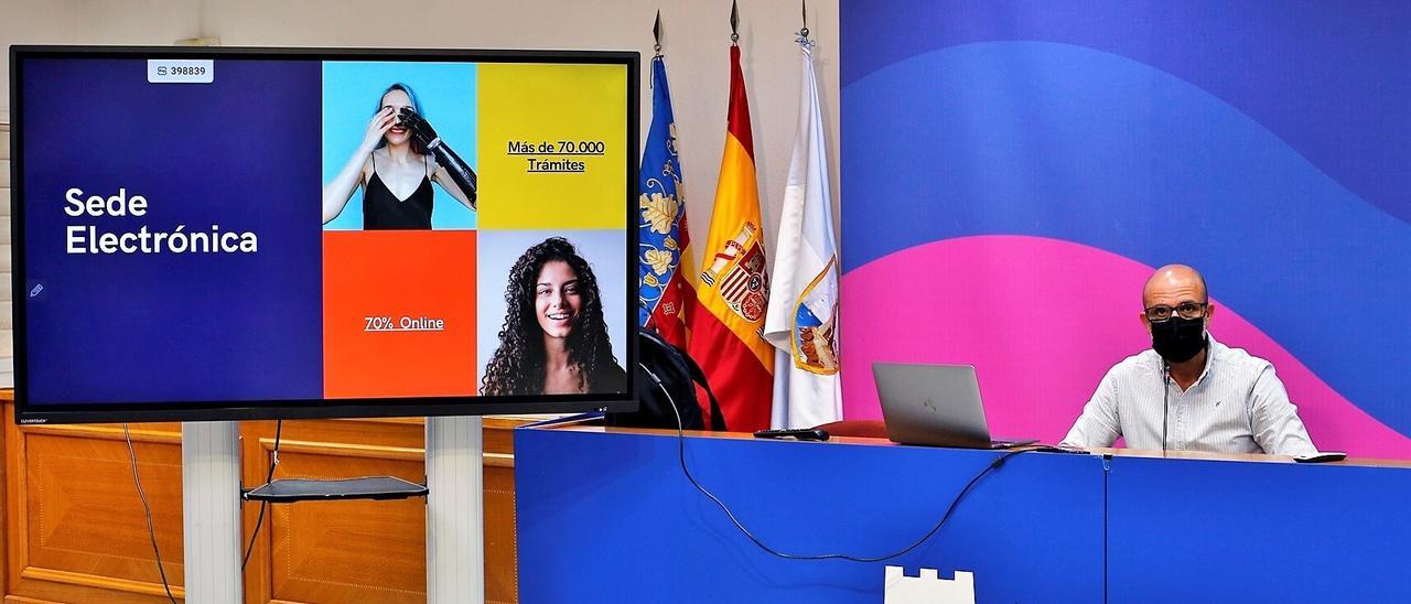 Imagen de la presentación del nuevo portal web del Ayuntamiento de Torrevieja por parte del edil Ricardo Recuero