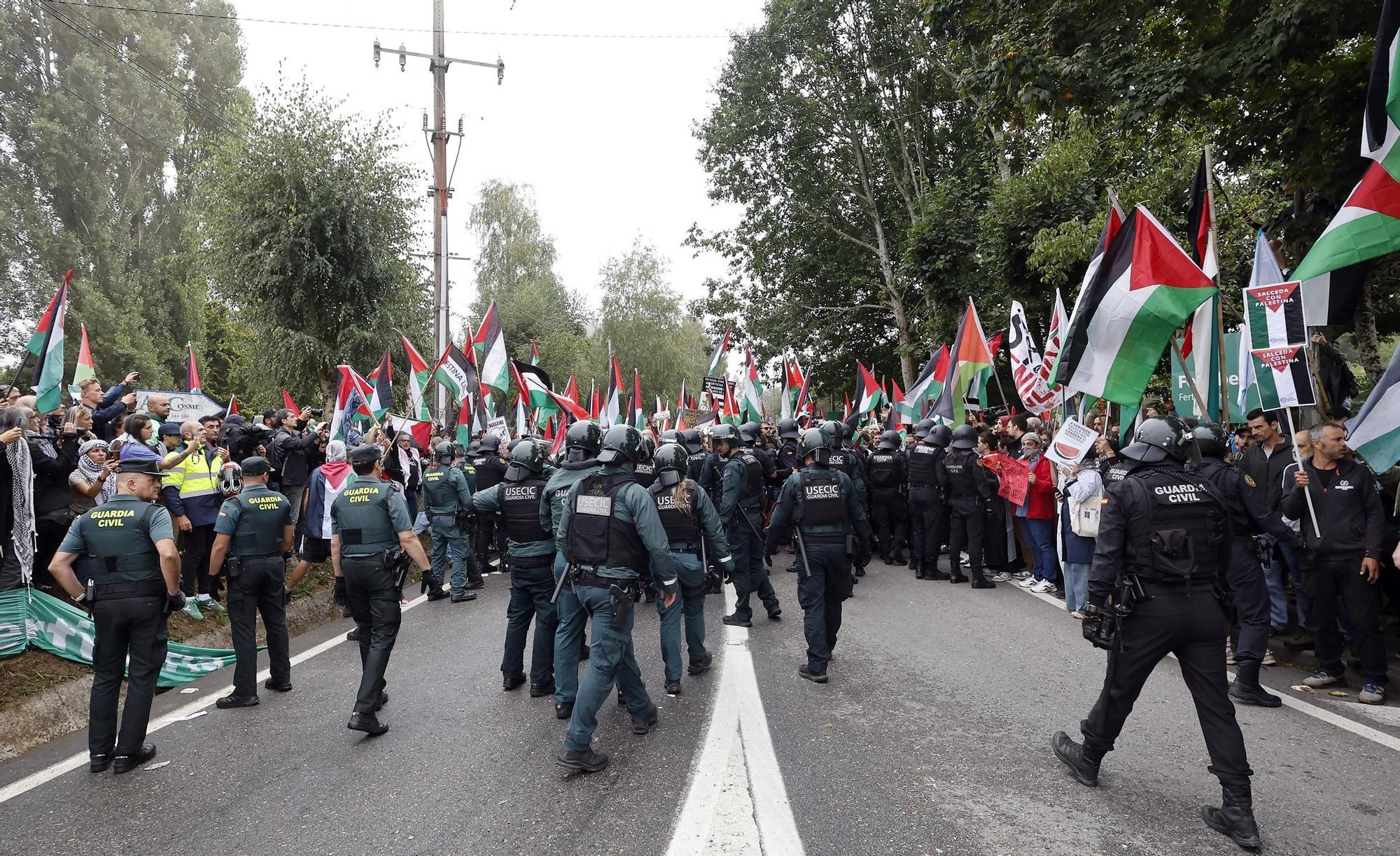 Concentraciones contra el equipo de Israel por el genocidio en Gaza durante el paso de La Vuelta por Pontevedra