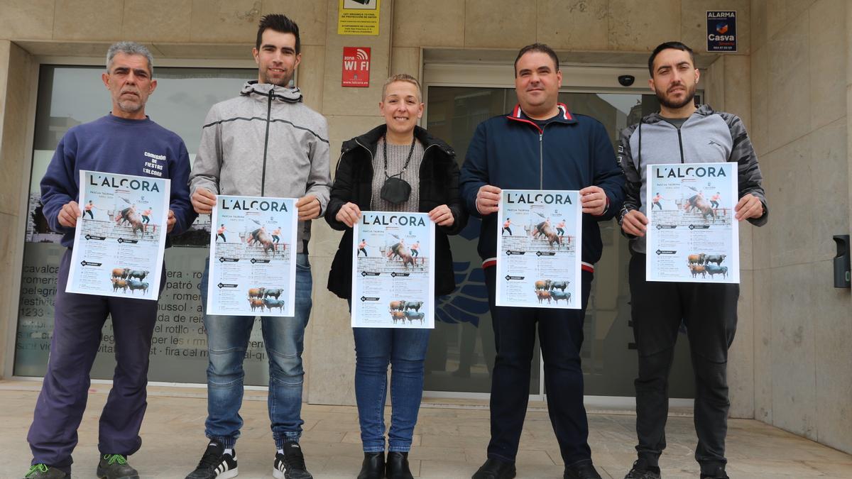 La concejala de Fiestas y la Comisión Taurina de l’Alcora han presentado el cartel de la Pascua Taurina.