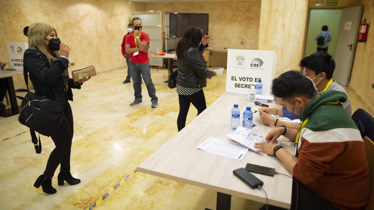 Los ecuatorianos residentes en la Región votan en la segunda vuelta de las elecciones de su país