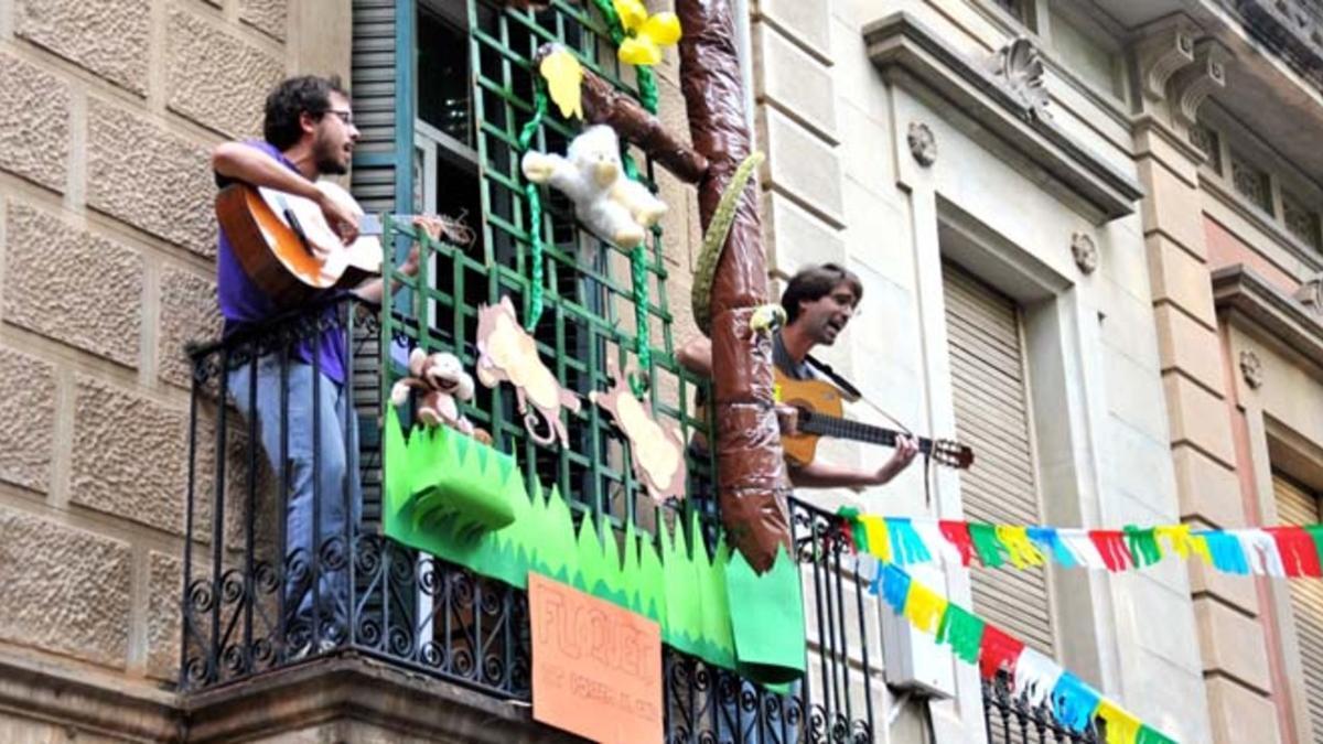 Concierto del grupo Vàlius en un balcón de Sarrià, durante la pasada fiesta mayor del barrio