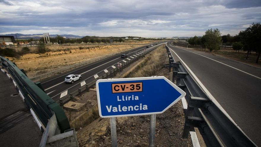 La CV35 a la altura de Casinos, donde la carretera pasará de tener uno a dos carriles hasta Llíria.