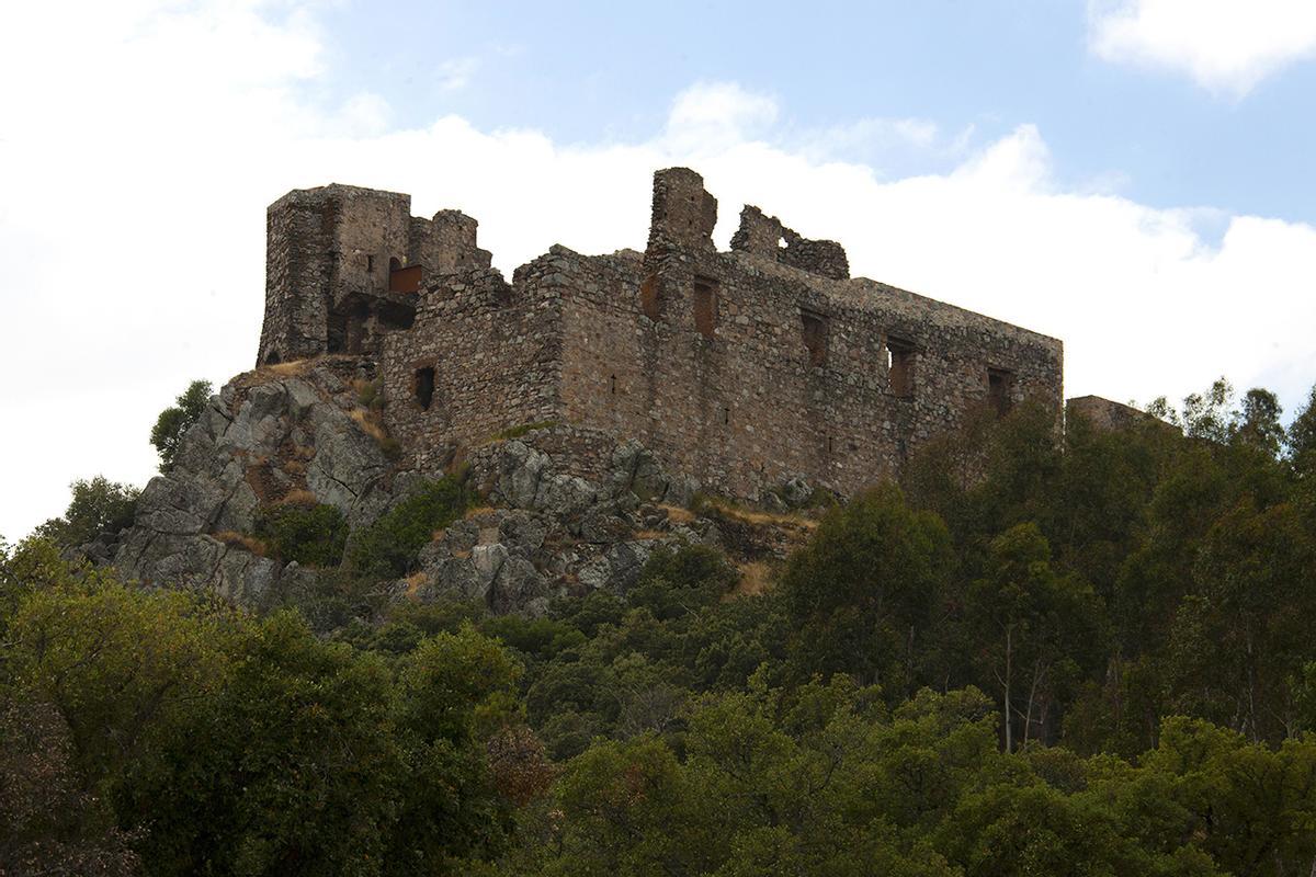 El castillo de Mirabel, fortaleza situada sobre la loma de la sierra.