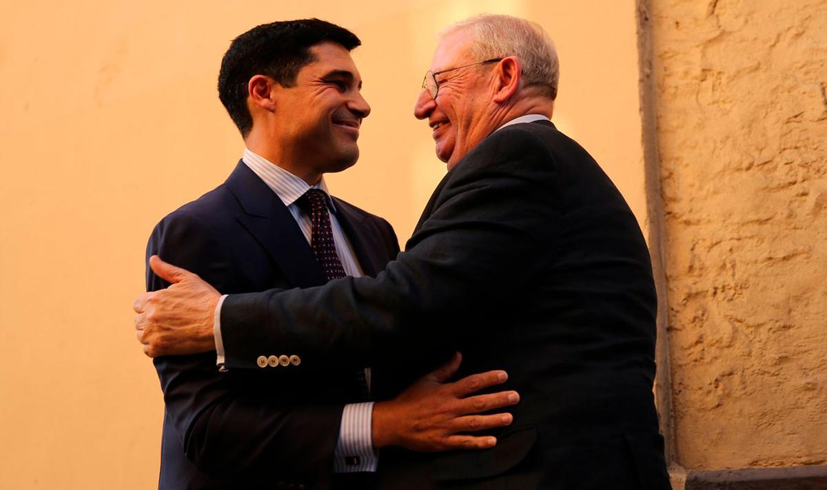 El pregonero, José Antonio Rodríguez, junto al presidente del Consejo General de Hermandades y Cofradías de Sevilla, Francisco Vélez.