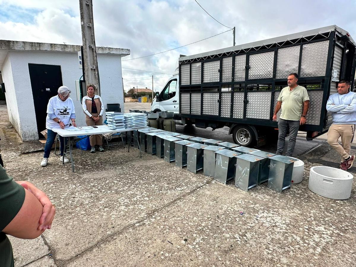 Reparto de alimento, comederos y bebederos