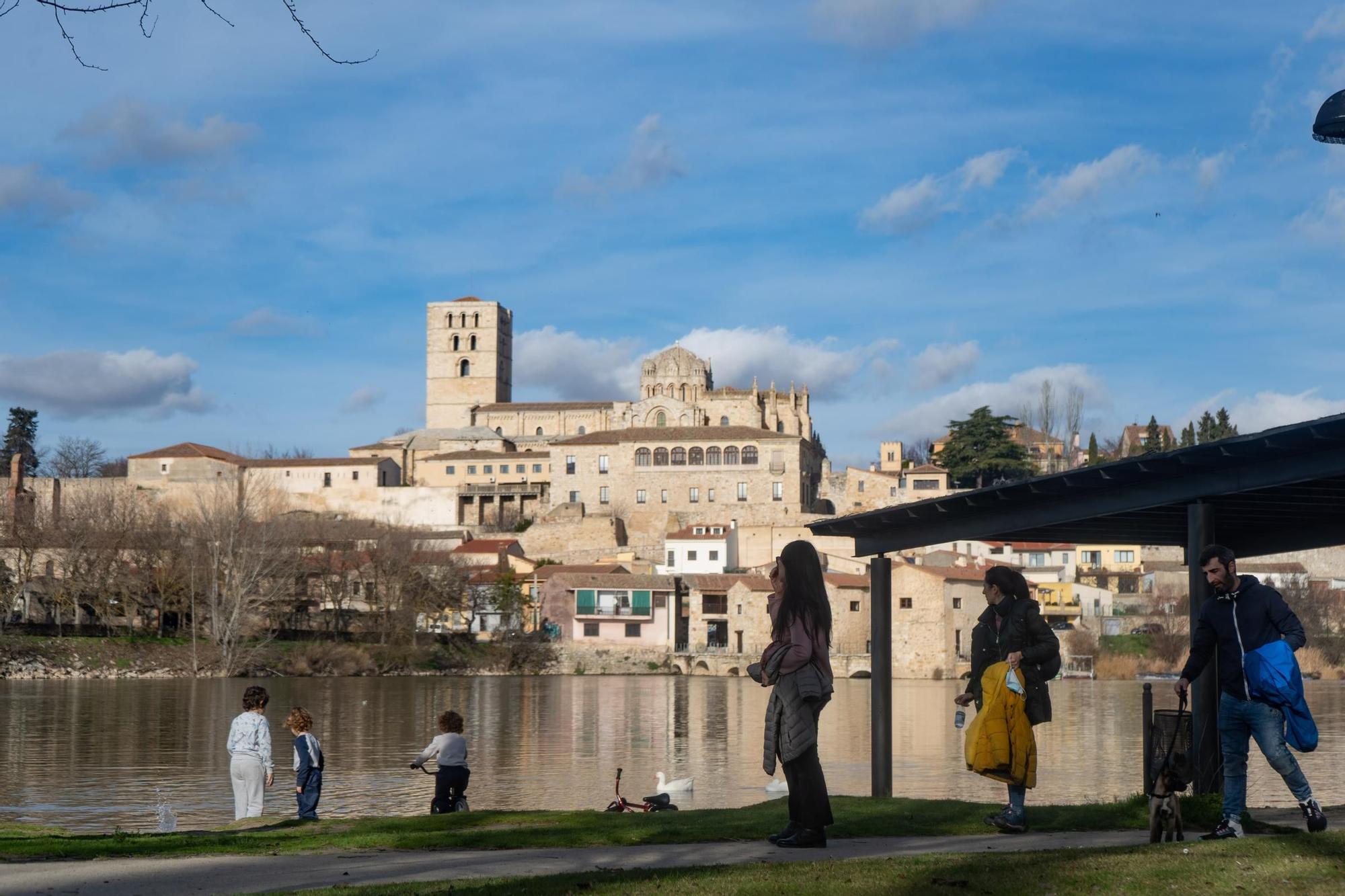 Niños y niñas juegan al pie del río Duero.