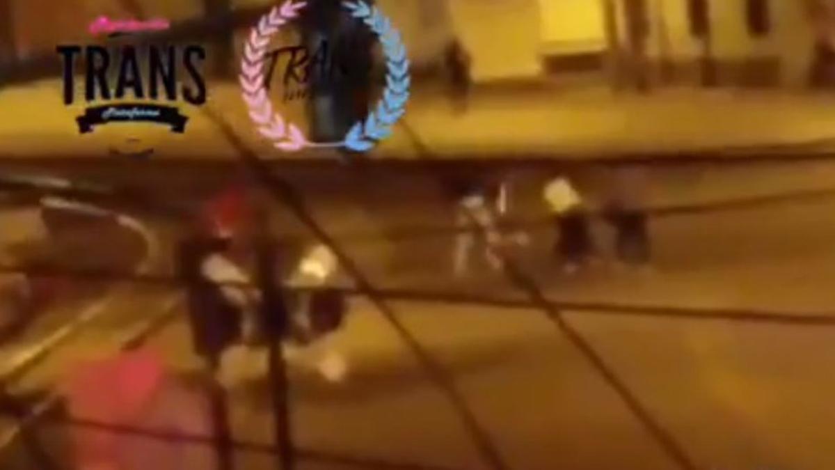 Captura del vídeo de la agresión a una mujer trasngénero en Ecuador.