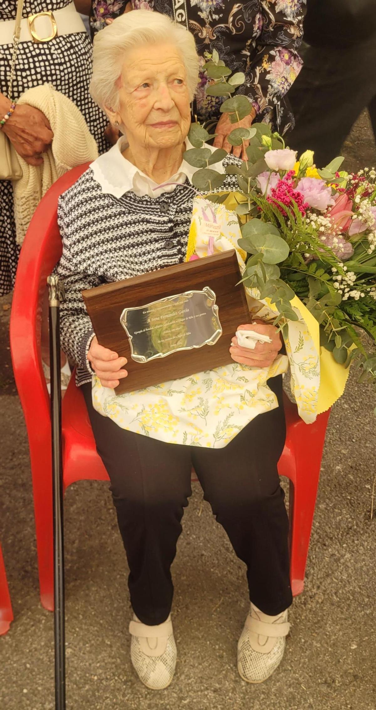 Irene Fernández, tras recibir el homenaje por parte de la Peña El Cañu de Lugar de Arriba, en La Foz de Morcín.