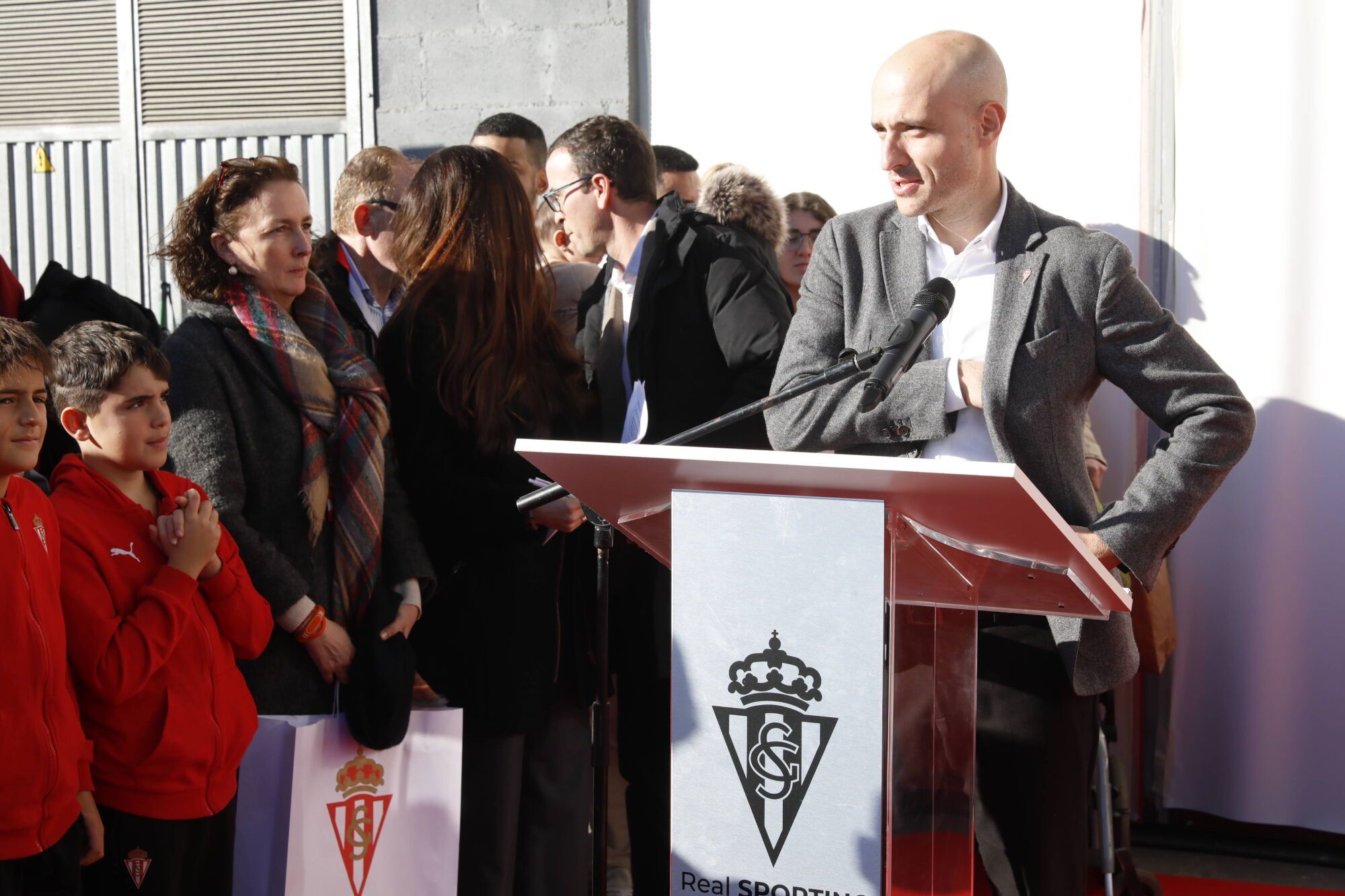 Enzo Ferrero descubre la puerta 11 de El Molinón