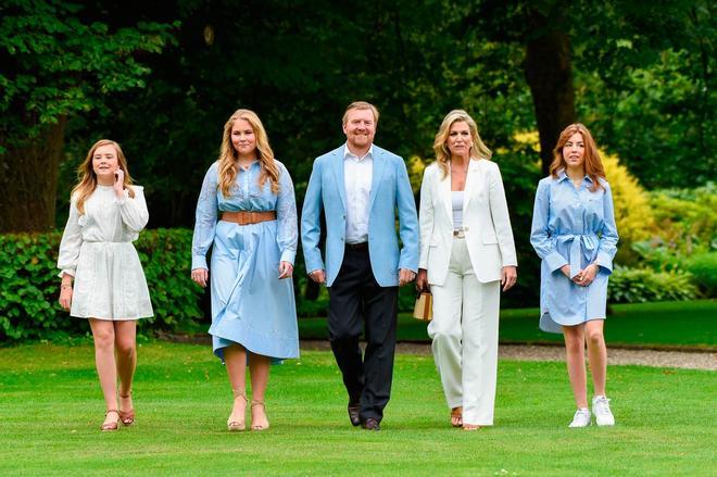 La familia real de Holanda posa en el palacio Huis Ten Bosch con looks coordinados