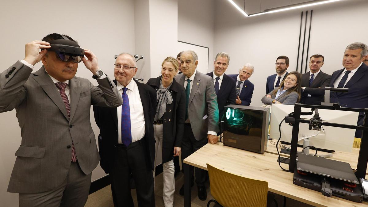 El conselleiro de Emprego y Comercio, José González, se prueba unas gafas de realidad virtual en la nueva sede de la Cámara de Comercio de Pontevedra.