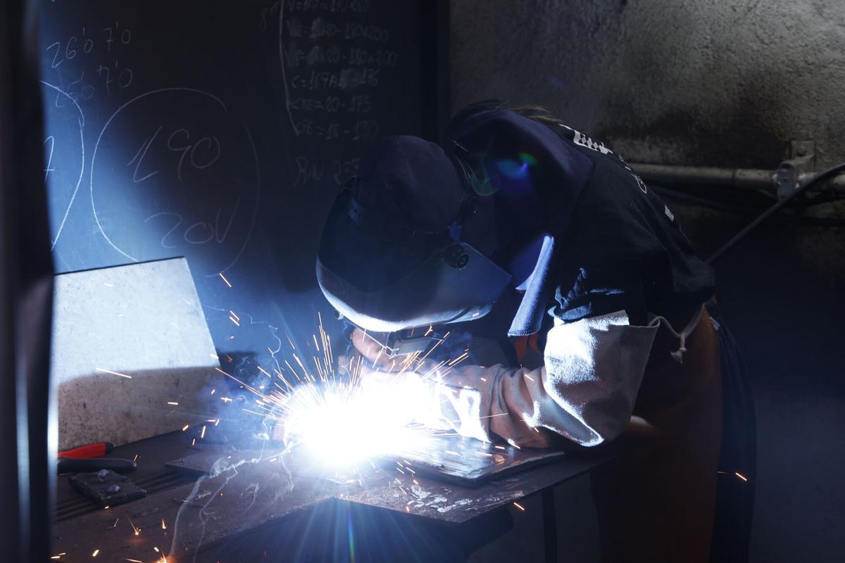 Un operario del naval realiza trabajos de soldadura en un astillero vigués.