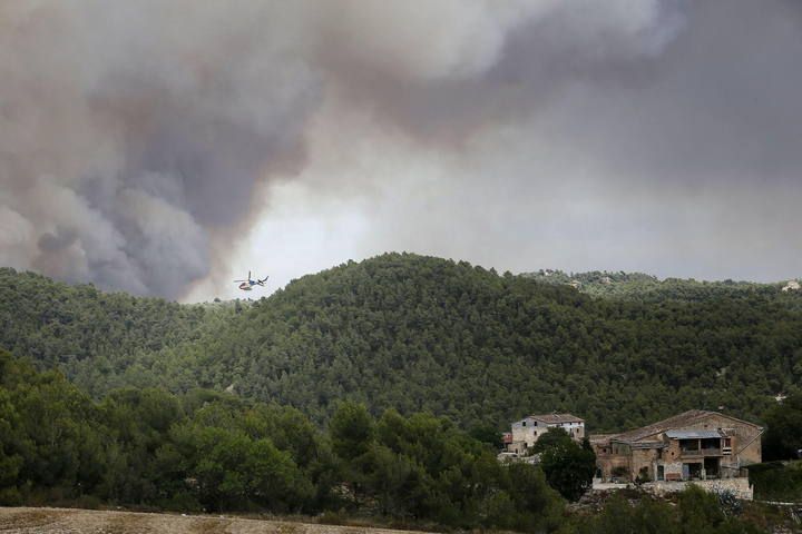 M?S DE 80 DOTACIONES TRABAJAN EN UN INCENDIO EN ?DENA, QUE EST? INCONTROLADO