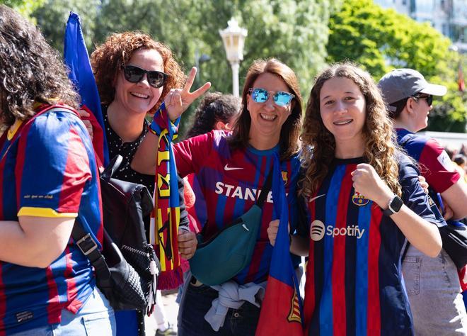 ¡Locura en Bilbao! Miles de aficionados y ambientazo en la fan zone del Barça