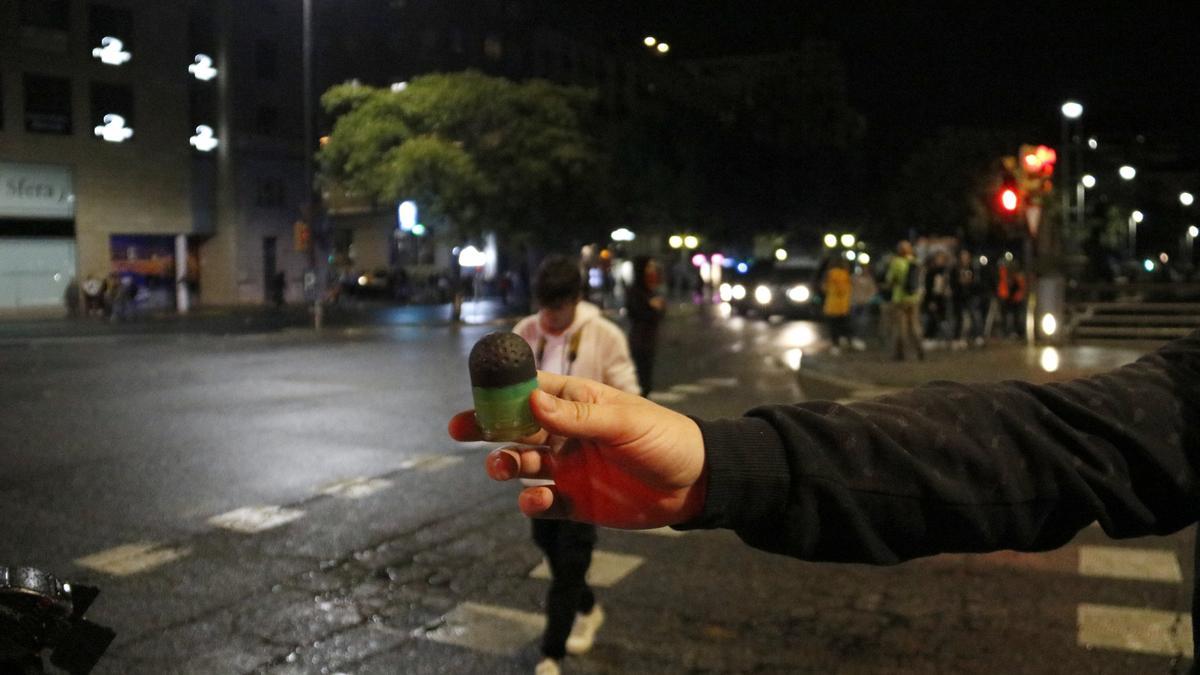 Un manifestant ensenya el projectil de foam que van disparar els Mossos d&#039;Esquadra l&#039;octubre del 2019