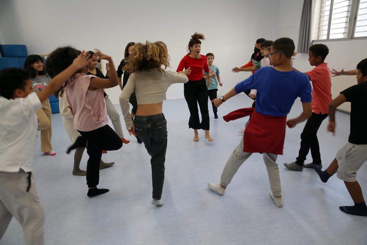 Actividad extraescolar de expresión corporal en la Escola Santiago Rusiñol de Barcelona.