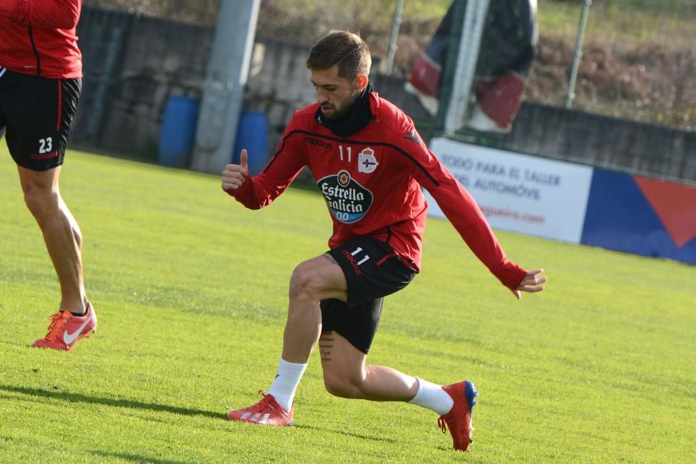 El preparador deportivista, Natxo González, ha facilitado la convocatoria del equipo coruñés tras el entrenamiento de esta mañana.