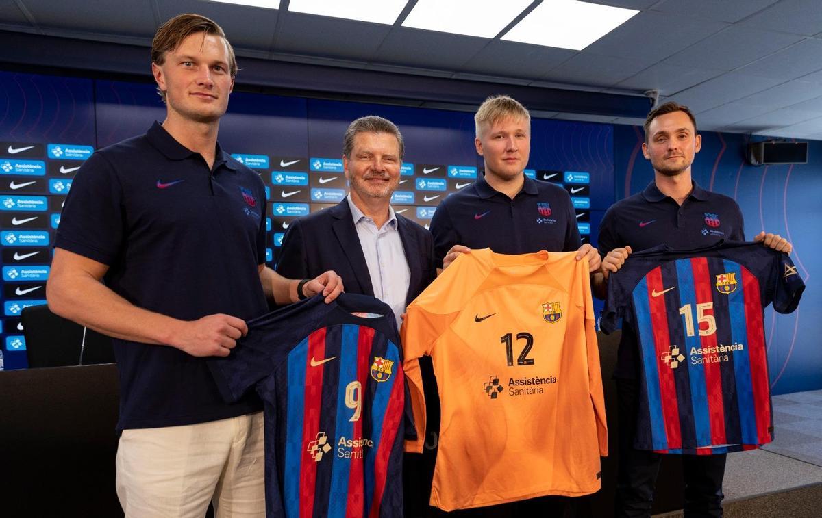 Los fichajes con sus camisetas