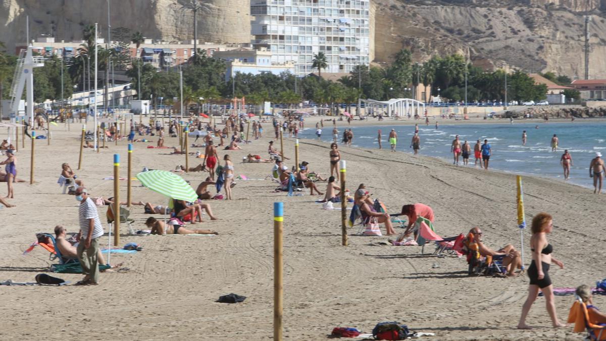 Imagen que presenta hoy la playa del Postiguet de Alicante, con 26 grados en pleno octubre