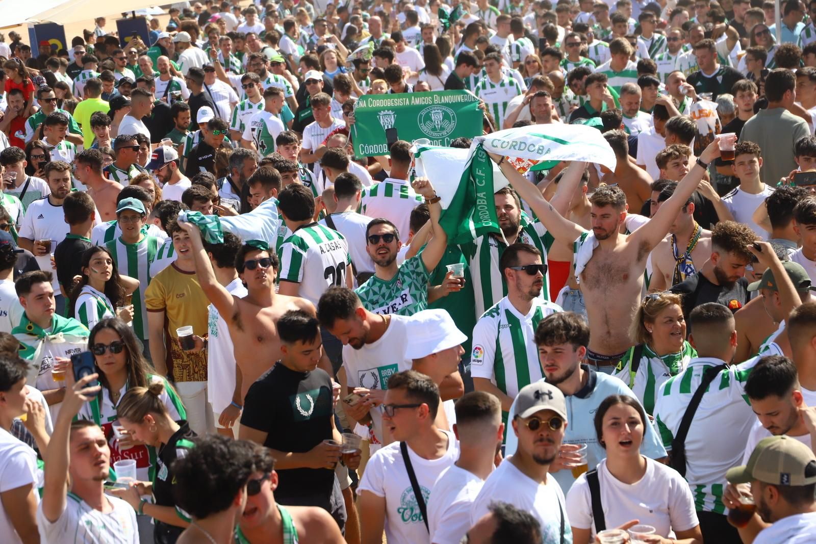 Córdoba CF-Ponferradina | El espectáculo de los aficionados en la Fan Zone de El Arcángel