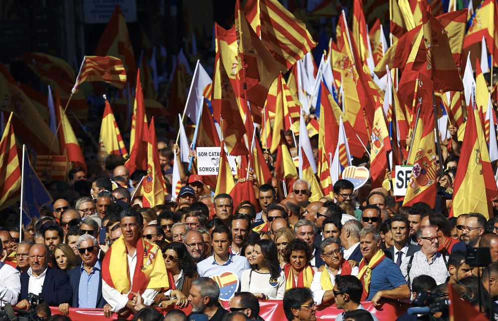 Desenes de milers de persones omplen Barcelona a favor de la unitat d'Espanya