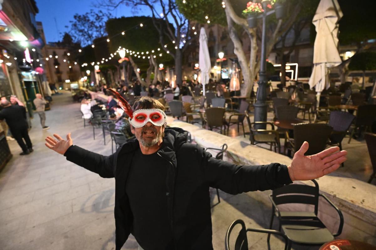 Elche se disfraza pese a la cancelación de Carnaval por el viento