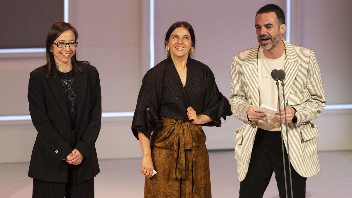 Miembros del equipo de "La voluntad de creer", de Buxman Producciones S.L., Teatro Español - Madrid Destino Cultura Turismo y Negocio, S.A. reciben el Max al mejor espectáculo de teatro, durante la XXVI gala de los premios MAX de las Artes Escénicas celebrada este lunes en el Gran Teatro Falla de Cádiz.
