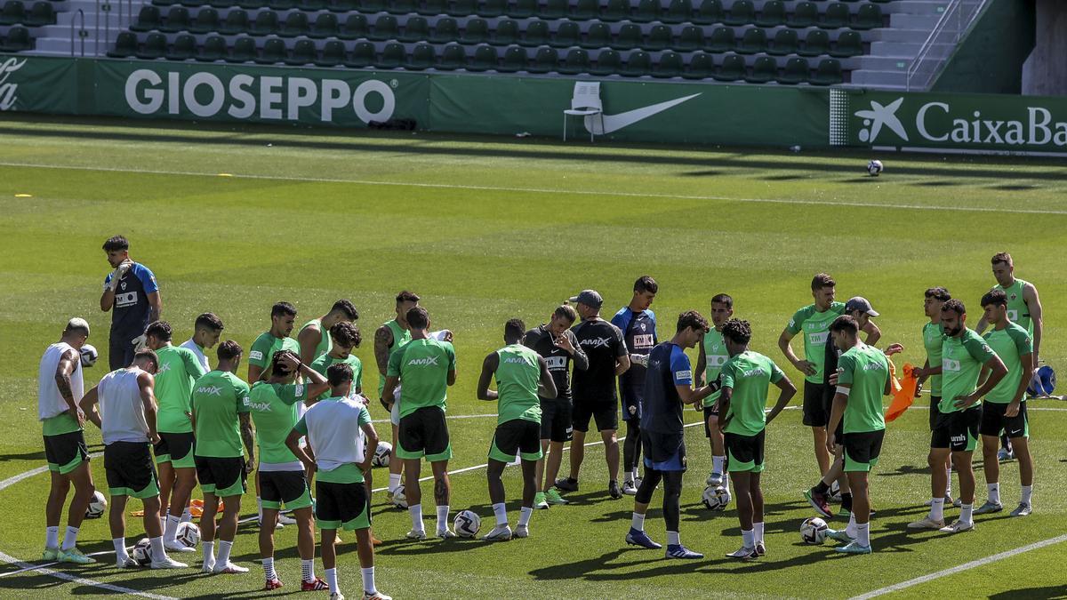 Los futbolistas del Elche, durante el entrenamiento de este miércoles en el estadio Martínez Valero