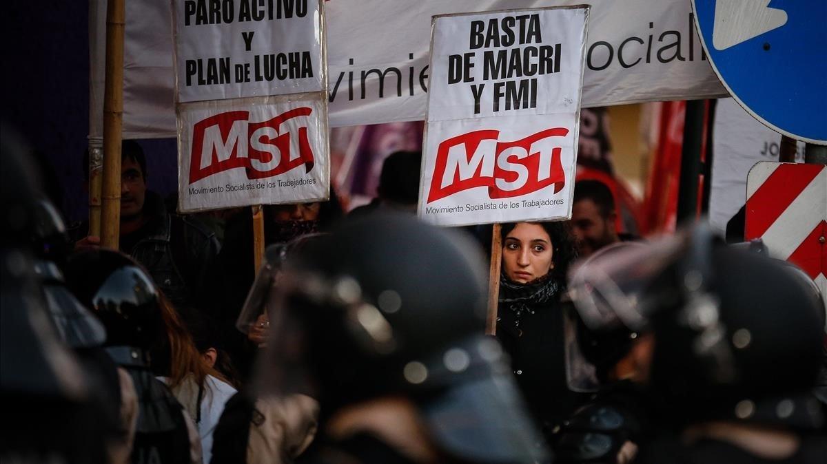 zentauroepp48378836 graf082  buenos aires  29 05 2019   manifestantes intentan r190529145403