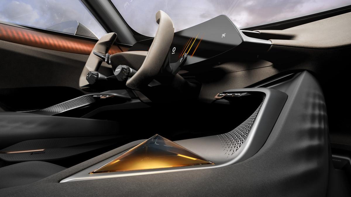 En el centro del túnel, un prisma retroiluminado crea una atmósfera única que anticipa un enfoque más emocional que funcional.