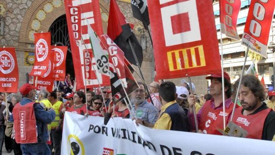 Encierros por los recortes en Correos