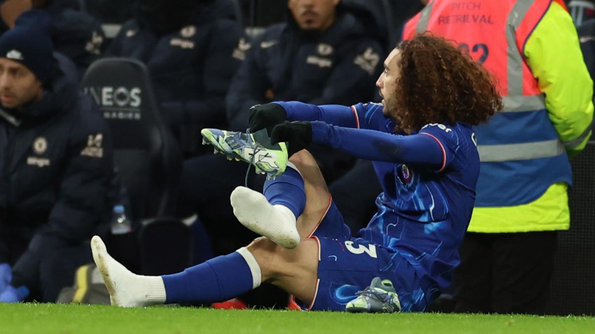 Cucurella cambiando sus botas durante el partido ante el Tottenham