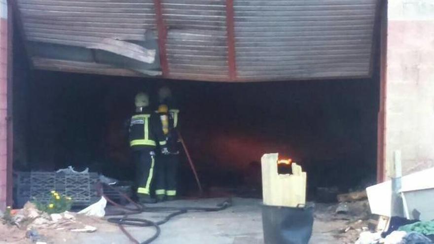 Dotaciones de Bombers de Mallorca tratan de sofocar el fuego en la nave.