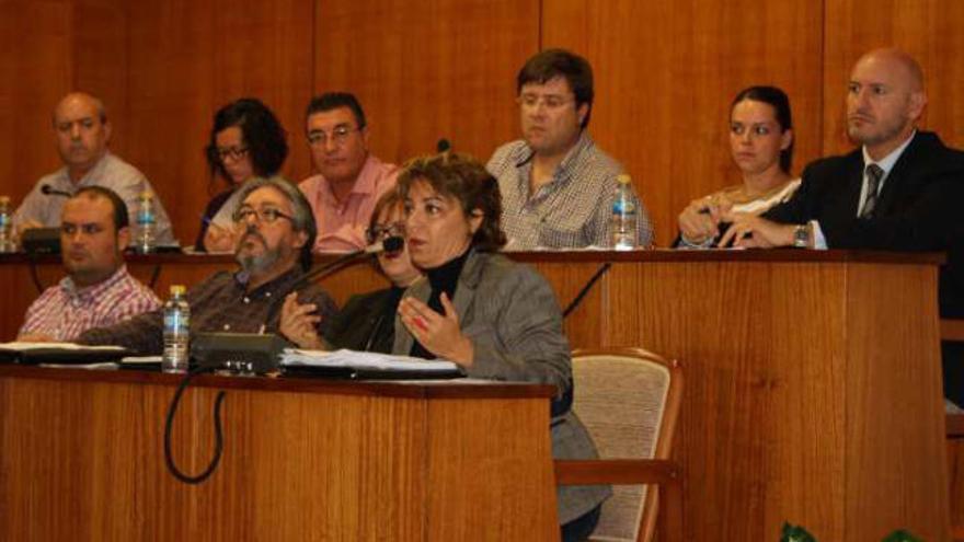 El primer punto del día implicó un acalorado debate entre el gobierno local y la oposición.