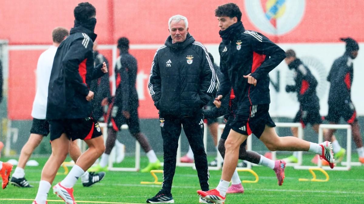 Mourinho  en un entrenamiento con el Benfica