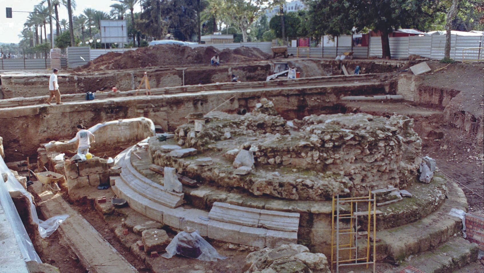 Unas catas arqueológicas descubrieron en 1993 los mausoleos de la Puerta de los Gallegos.