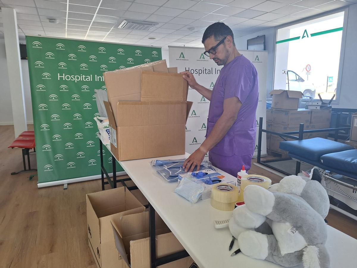 Médicos venezolanos del Hospital Infanta Elena han convertido un centro de acopio improvisado junto a Urgencias en una red solidaria para enviar material sanitario