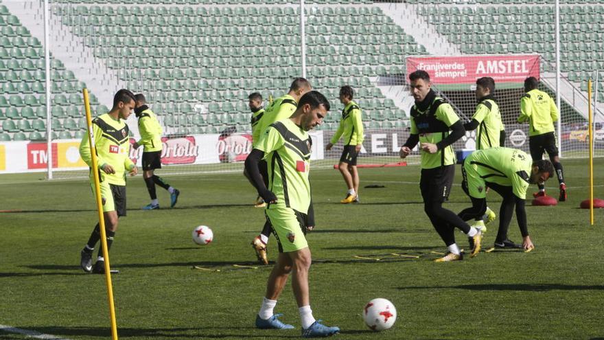 Los jugadores del Elche, durante el último entrenamiento, ayer, en el Martínez Valero.