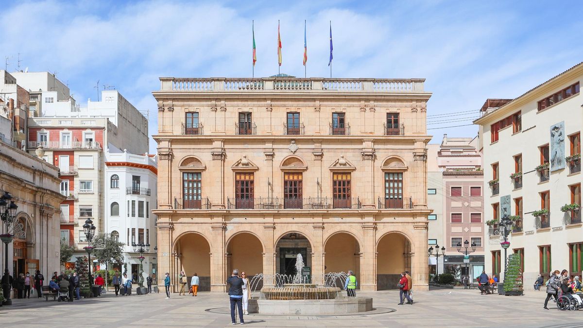 Imagen de la fachada del edificio noble del Ayuntamiento de Castelló.