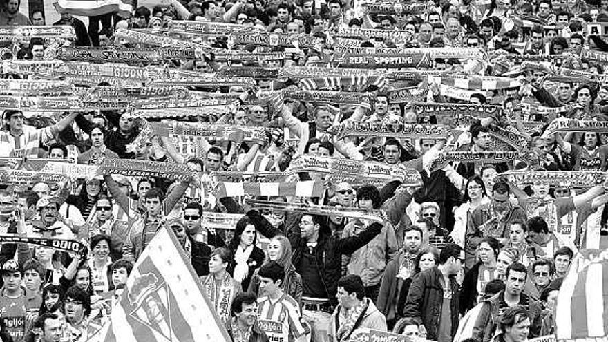 Aficionados rojiblancos camino de El Molinón, en el partido ante el Athletic.